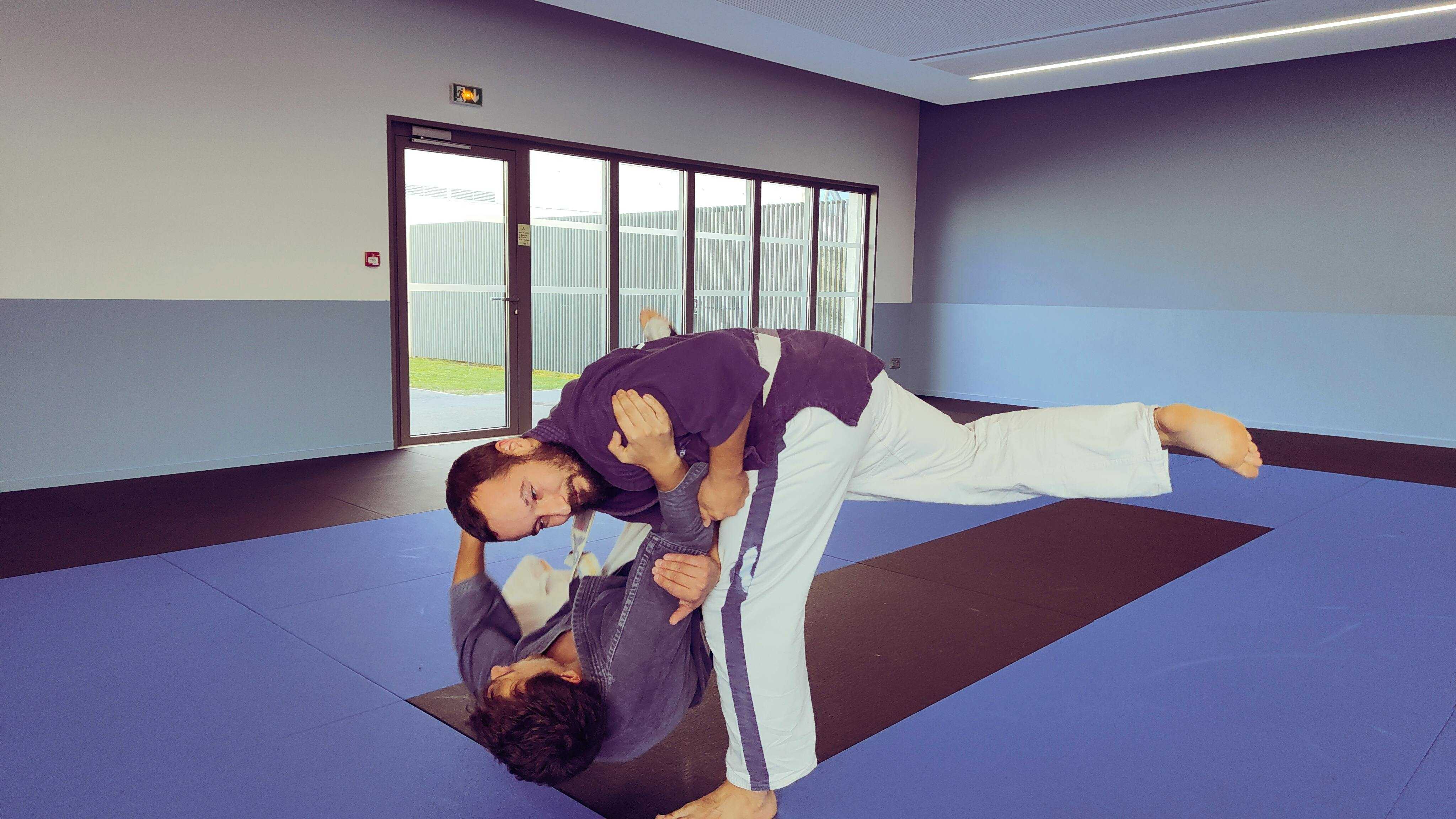 deux personnes sur la photo, premiers plan la personne effectue une projection (Xavier) et l'autre personne chute sur le dos